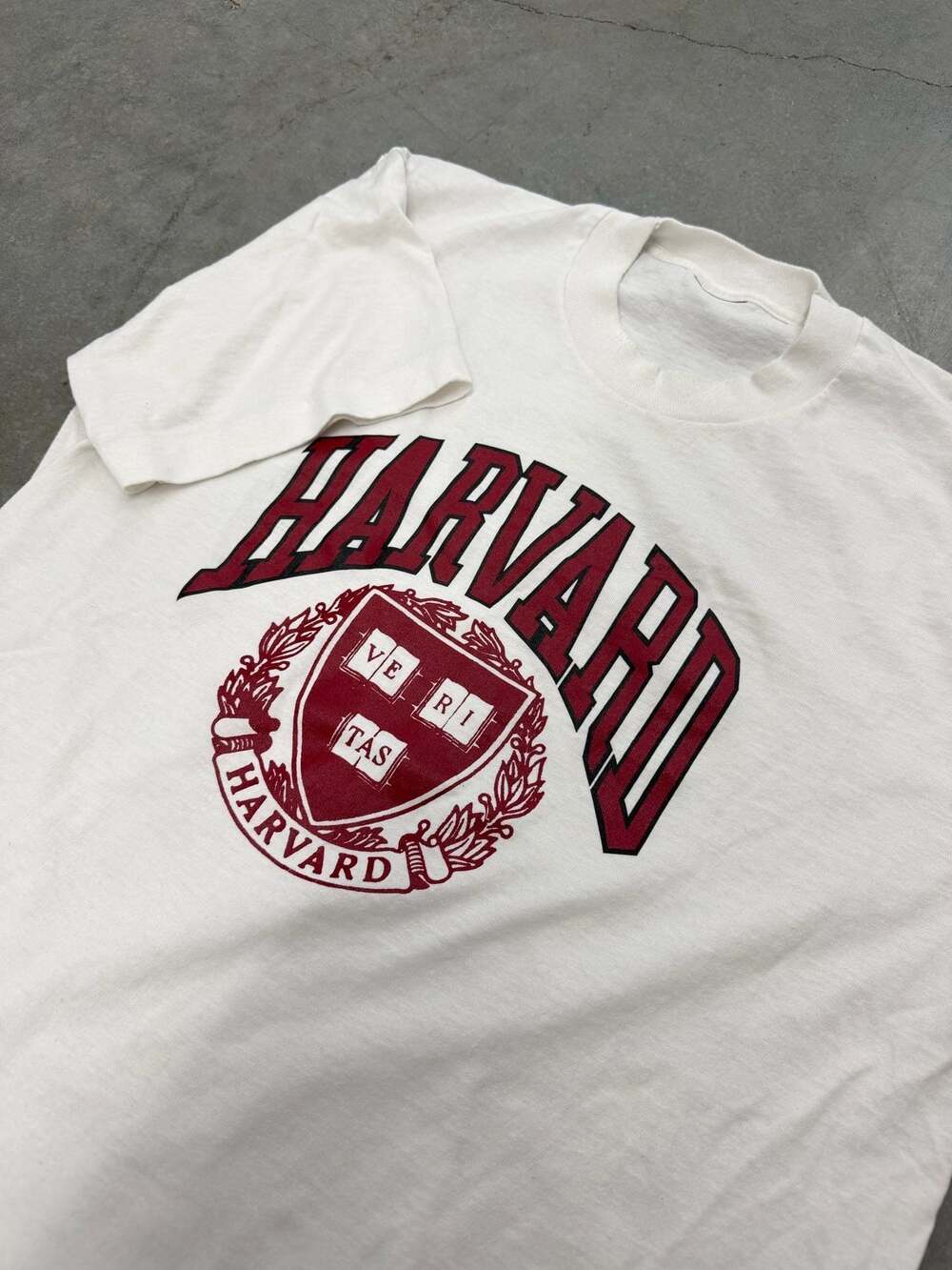 Vintage 90s Harvard University Veritas Shield Graphic White T-Shirt Size M